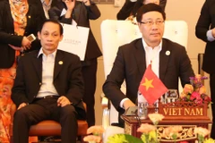 Phó Thủ tướng, Bộ trưởng Bộ Ngoại giao Phạm Bình Minh (bên phải) và Thứ trưởng Bộ Ngoại giao Lê Hoài Trung tại hội nghị. (Ảnh: Phạm Kiên/TTXVN)