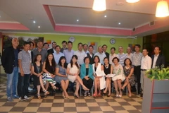 Bà Trương Mỹ Hoa cùng đoàn công tác chụp ảnh chung với kiều bào tại Slovalia. (Ảnh: Cúc Trắng/Vietnam+)