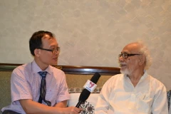 Phóng viên TTXVN phỏng vấn ông Greetesh Sharma. (Ảnh: Đăng Chính/Vietnam+)