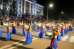 Màn biểu diễn của các diễn viên, nghệ nhân văn hóa dân gian tại Lễ hội. (Ảnh: Trung Kiên/TTXVN)