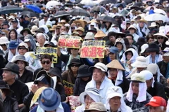 Người dân Nhật Bản tham gia biểu tình tại Okinawa ngày 19/6. (Nguồn: AFP/TTXVN)