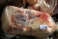 Toàn bộ số thịt gia cầm đều đựng trọng túi nilon có ghi chữ Trung Quốc. (Ảnh: Quốc Đạt/TTXVN)