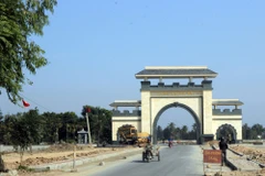 Cổng làng Quỳnh Đôi, công trình mới được hoàn thành với tổng giá trị gần 3 tỷ đồng. (Ảnh: Bích Huệ/TTXVN)