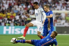 Các cầu thủ Iceland truy cản trung vệ Delle Alli (giữa) của đội tuyển Anh. (Nguồn: AFP/TTXVN)