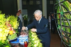 Đoàn đại biểu Ban Chấp hành Trung ương Đảng Cộng sản Việt Nam do Tổng Bí thư Nguyễn Phú Trọng dẫn đầu viếng đồng chí Hoàng Anh. (Ảnh: Doãn Tấn/TTXVN)