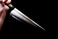 Gã đàn ông đánh vợ đang mang bầu, đâm chết cả bạn thân sang can