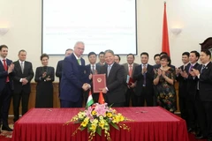 Ký kết văn kiện hợp tác giữa Bộ Tư pháp Việt Nam và Hungary niên khóa 2016-2017. (Ảnh: Phương Hoa/TTXVN)