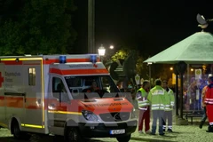 Lực lượng cứu hộ làm nhiệm vụ tại hiện trường vụ nổ ở Ansbach, ngày 25/7. (Nguồn: EPA/TTXVN) 