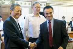 Phó Chủ tịch UBND Thành phố Hồ Chí Minh Lê Văn Khoa (trái) tiếp ông Michel Kerf. (Ảnh: Hoàng Hải/TTXVN)