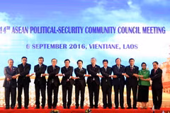 Các trưởng đoàn và Tổng thư ký ASEAN Lê Lương Minh chụp ảnh chung. (Ảnh: Phạm Kiên/TTXVN)