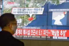 Người dân Hàn Quốc theo dõi bản tin về những rung chấn của động đất gần bãi thử hạt nhân Punggye-ri của Triều Tiên được phát qua truyền hình tại Seoul. (Nguồn: Kyodo/TTXVN)