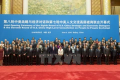 Các đại biểu hai nước Mỹ, Trung Quốc chụp ảnh chung tại buổi khi mạc vòng đối thoại. (Nguồn: AFP/TTXVN)