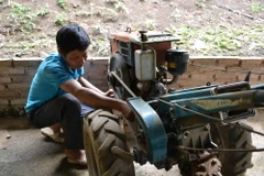 Nhiều hộ sau khi chuyển đến nơi ở mới tại bản tái định cư đã mua sắm được máy cày để sản xuất nông nghiệp. (Ảnh: Công Luật/TTXVN)