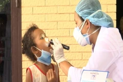 Khám bệnh cho người dân vùng dịch. (Ảnh: K GỬIH/TTXVN)