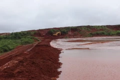 Thi công khắc phục hậu quả vụ vỡ đê hồ thải quặng của Nhà máy bauxite Tân Rai hồi năm 2014. (Ảnh: Đặng Tuấn/TTXVN)