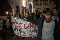 Người dân Pháp tham gia biểu tình tại thủ đô Paris ngày 14/4. (Nguồn: AFP/TTXVN)