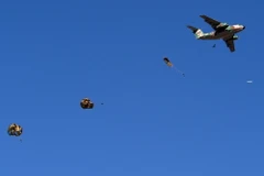 Lính dù tham gia cuộc tập trận ngày 10/1. (Nguồn: AFP/TTXVN)