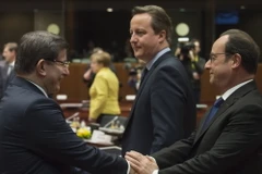 Thủ tướng Thổ Nhĩ Kỳ Ahmet Davutoglu (trái) và Tổng thống Pháp Francois Hollande (phải) sau khi đạt thỏa thuận tại Hội nghị ở Brussels, ngày 18/3. (Nguồn: AFP/TTXVN)