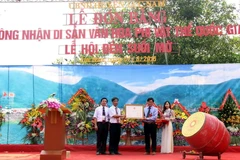 Trao bằng công nhận Lễ hội Đền Suối Mỡ là Di sản văn hóa phi vật thể quốc gia cho cán bộ và nhân dân huyện Lục Nam. (Ảnh: Đồng Thúy/TTXVN)