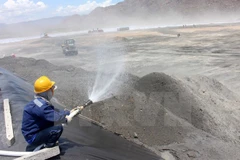 Tưới nước bãi xỉ, hạn chế tối đa tình trạng bụi xỉ than bay vào khu vực dân cư. (Ảnh: Nguyễn Thanh/TTXVN)