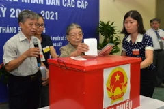 Cử tri bỏ phiếu bầu cử tại tại điểm bỏ phiếu số 3, phường Trung Liệt, quận Đống Đa, thành phố Hà Nội. (Ảnh: An Đăng/TTXVN)