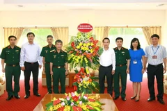 Ông Nguyễn Đức Lợi, Ủy viên Trung ương Đảng, Tổng Giám đốc TTXVN đón nhận lẵng hoa chúc mừng Tổng cục II, Bộ Quốc phòng. (Ảnh: Doãn Tấn/TTXVN) 