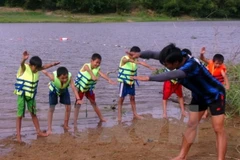 Trang bị kỹ năng chống đuối nước cho trẻ em. (Nguồn: TTXVN)