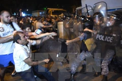 Đụng độ giữa cảnh sát và người biểu tình bên ngoài đồn cảnh sát ở Yerevan ngày 20/7. (Nguồn: EPA/TTXVN)