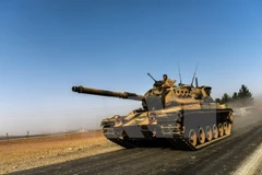 Xe quân sự Thổ Nhĩ Kỳ hướng về thành phố biên giới Karkamis ở vùng miền Nam Gaziantep ngày 24/8. (Nguồn: AFP/TTXVN)