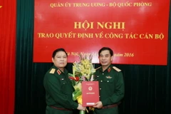 Đại tướng Ngô Xuân Lịch trao quyết định của Thủ tướng Chính phủ bổ nhiệm Trung tướng Phan Văn Giang, Ủy viên Trung ương Đảng, Tư lệnh Quân khu 1, giữ chức Thứ trưởng Bộ Quốc phòng. (Ảnh: Hồng Pha/TTXVN phát)