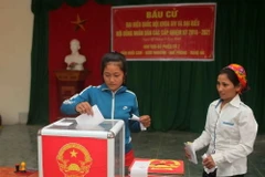 Cử tri người dân tộc Khơ Mú bỏ phiếu tại khu vực bỏ phiếu số 7, bản Huổi Cam, xã Nậm Nhoóng, huyện Quế Phong (Nghệ An). (Ảnh: Thanh Tùng/TTXVN) 