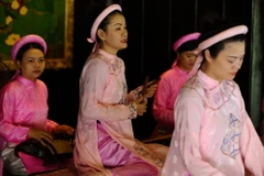 Biểu diễn ca Huế. (Ảnh: Minh Đức/TTXVN)