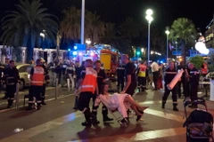 Chuyển người bị thương tại hiện trường vụ tấn công ở Nice ngày 14/7. (Nguồn: EPA/TTXVN)