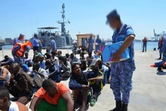 Binh lính hải quân Ai Cập phát nước cho những người tị nạn. (Nguồn: Egyptianstreets)