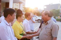 Cán bộ và nhân dân phường Noong Bua đón Thủ tướng Nguyễn Xuân Phúc. (Ảnh: Thống Nhất/TTXVN)