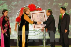 Lễ đón Bằng của UNESCO ghi danh quần thể danh thắng Tràng An là di sản văn hóa và thiên nhiên thế giới hồi tháng 1/2015. (Ảnh: Quốc Khánh/TTXVN) 