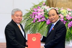 Thủ tướng Nguyễn Xuân Phúc trao quyết định của Chủ tịch nước bổ nhiệm thành viên Chính phủ cho đồng chí Phan Văn Sáu, Ủy viên Trung ương Đảng, Tổng Thanh tra Chính phủ. (Ảnh: Thống Nhất/TTXVN)