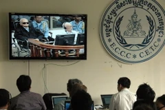 Các nhà báo theo dõi phiên tòa xét xử tội ác Khmer Đỏ qua màn hình tại trụ sở ECCC hồi năm 2014. (Nguồn: TTXVN)