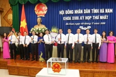Ông Nguyễn Đình Khang, Bí thư Tỉnh ủy Hà Nam chúc mừng các lãnh đạo chủ chốt của HĐND tỉnh Hà Nam, nhiệm kỳ 2016-2021. (Ảnh: Lưu Thanh Tuấn/TTXVN)