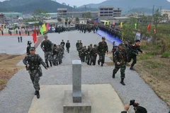 Lực lượng biên phòng Việt Nam và Trung Quốc tiến hành tuần tra chung biên giới đoạn từ Cột mốc 1223 đến Cột mốc 1222. (Ảnh: Trọng Đức/TTXVN)