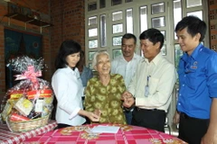 Tặng quà Mẹ Việt Nam Anh hùng dịp Tết. (Ảnh minh họa: Thanh Vũ/TTXVN)