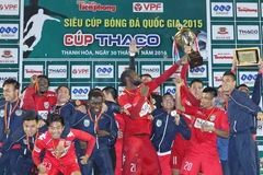 Niềm vui của các cầu thủ câu lạc bộ Becamex Bình Dương đoạt siêu cúp quốc gia 2015. (Ảnh: Đắc Giang/TTXVN phát)