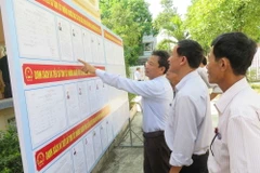 Cử tri huyện Phú Ninh, Quảng Nam tìm hiểu, lựa chọn các ứng cử viên xứng đáng trong danh sách niêm yết. (Ảnh: Đoàn Hữu Trung/TTXVN) 