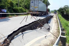 Vết sụt lún trên quốc lộ 32C. (Ảnh: Thế Duyệt/TTXVN) 