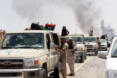 Binh sỹ thuộc lực lượng ủng hộ Chính phủ đoàn kết Libya làm nhiệm vụ tại thành phố Sirte ngày 10/6. (Nguồn: AFP/TTXVN)