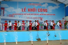 Các đại biểu thực hiện nghi thức khởi công công trình. (Ảnh: Huy Hùng/TTXVN) 