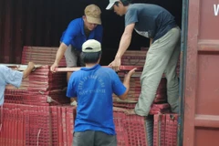 Tạm giữ lô hàng gạch men Trung Quốc giả mạo xuất xứ Việt Nam