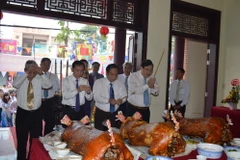 Lãnh đạo ngành y tế và nhân dân Cần Thơ dâng hương tưởng niệm lên Đức Y tổ Lê Hữu Trác. (Ảnh: Thanh Sang/TTXVN)