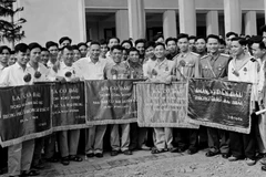 Thủ tướng Phạm Văn Đồng và các chiến sỹ thi đua đại diện cho các phong trào thi đua nổi bật nhất trong cả nước tại Đại hội thi đua toàn quốc năm 1962. (Ảnh: TTXVN)