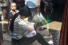 Người phụ nữ không ngần ngại cho em bé bú sữa. (Nguồn: Dailymail)